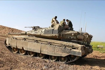 Binh sĩ Israel được triển khai tại khu vực miền nam nước này, gần biên giới với Dải Gaza. (Ảnh: THX/TTXVN)