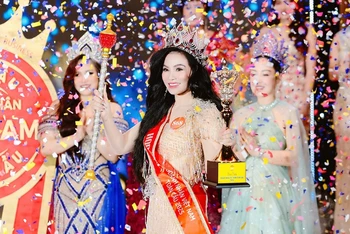 Thí sinh Lương Thị Hương đăng quang Hoa hậu Doanh nhân Việt Nam toàn cầu.