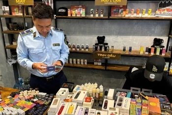 Lực lượng Quản lý thị trường thành phố Hà Nội xử lý vi phạm liên quan đến hoạt động kinh doanh thuốc lá điện tử tại một cửa hàng trên địa bàn. (Ảnh: TRUNG KHÚC)