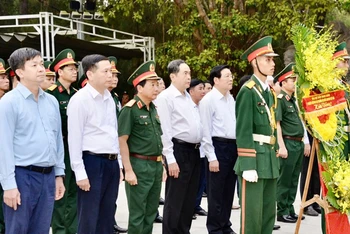 Chủ tịch Quốc hội Trần Thanh Mẫn cùng Đoàn công tác dâng hoa viếng các Anh hùng liệt sĩ tại Nghĩa trang Liệt sĩ quốc gia Trường Sơn.