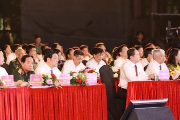Các đại biểu tại điểm cầu Quảng Trị ở Khu Di tích quốc gia đặc biệt Đôi bờ Hiền Lương-Bến Hải