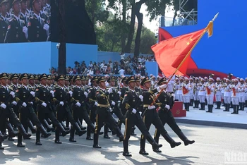Khối Đoàn Nghi lễ Danh dự Quân Giải phóng nhân dân Trung Quốc tham gia diễu binh, diễu hành.