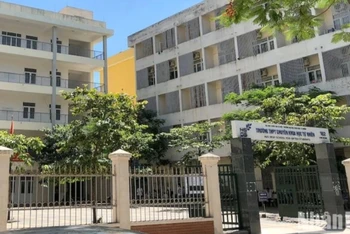 Trường THPT chuyên Khoa học Tự nhiên.