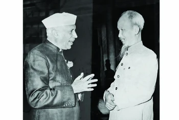 Chủ tịch Hồ Chí Minh và Thủ tướng Ấn Độ Jawaharlal Nehru, hai nhà lãnh đạo đặt nền móng cho quan hệ Việt Nam-Ấn Độ. (Ảnh: TTXVN)