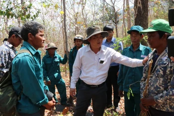 Phó giám đốc Sở Nông nghiệp và Phát triển nông thôn tỉnh Ninh Thuận Trần Ngọc Hiếu thăm hỏi, động viên thành viên Tổ cộng đồng nhận khoán bảo vệ rừng ở huyện Bác Ái (Ninh Thuận) tích cực tham gia phòng cháy, chữa cháy rừng vào mùa khô năm nay