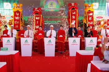 Lãnh đạo tỉnh Ninh Thuận cùng nhà đầu tư ấn nút khánh thành nhà máy