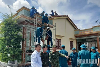 Ban Chỉ huy Phòng, chống lụt bão và Tiềm kiếm cứu nạn tỉnh Long An đi kiểm tra công tác khắc phục. 