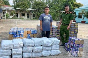 Tài xế Võ Hồng Dân điều khiển xe tải vận chuyển pháo bị lực lượng chức năng bắt giữ. 