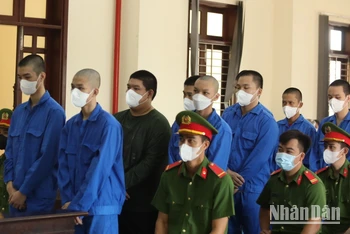 9 thanh, thiếu niên (từ 15-18 tuổi) về tội giết học sinh lớp 11 bị tuyên phạt 46 năm tù.