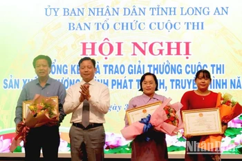 Lãnh đạo tỉnh Long An trao giải Nhất, Nhì và Ba cho các đơn vị đạt giải.