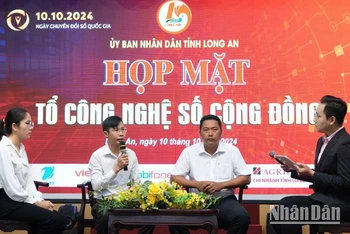 Các thành viên Tổ công nghệ số tại các địa phương tọa đàm chia sẻ kinh nghiệm tại buổi họp mặt.