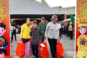 Nhiều gia đình có hoàn cảnh khó khăn mua hàng từ phiên “Chợ Xuân 0 đồng-Lan tỏa yêu thương” do Quân khu 7 tổ chức.