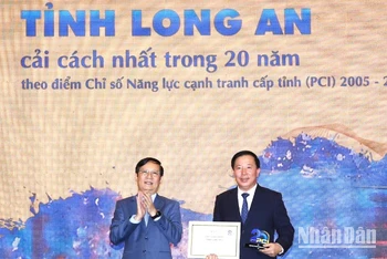 Chủ tịch VCCI, Phạm Tấn Công trao giấy chứng nhận cho tỉnh Long An với vị trí thứ 2/63 tỉnh, thành phố cải cách nhất trong 20 qua.