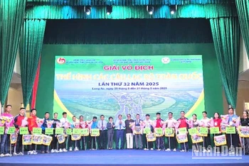 Ban tổ chức trao cờ luân lưu cho 20 câu lạc bộ thể hình trên toàn quốc.