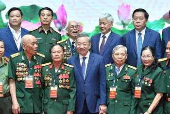 Tổng Bí thư Tô Lâm với các đại biểu tham dự chương trình gặp mặt. (Ảnh: ĐĂNG KHOA)