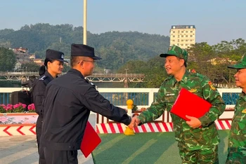 Bộ Chỉ huy Bộ đội Biên phòng tỉnh Lào Cai và Chi đội quản lý biên giới Hồng Hà, Trạm kiểm soát biên phòng xuất nhập cảnh Hà Khẩu (Trung Quốc) tổ chức tuần tra liên hợp.