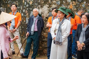 Nguyên Phó Chủ tịch nước Trương Mỹ Hoa cùng các thành viên Quỹ học bổng Vừ A Dính thăm nhà tù Phú Hải-Côn Đảo. (Ảnh THU HƯƠNG)