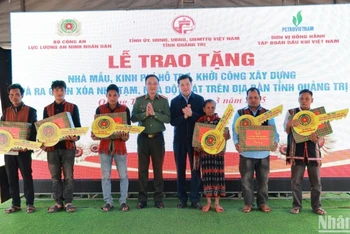 Lãnh đạo Bộ Công an và tỉnh Quảng Trị tặng quà, trao chìa khóa nhà tượng trưng cho các hộ nghèo tại Quảng Trị.