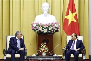 Chủ tịch nước Nguyễn Xuân Phúc tiếp Phó Thủ tướng, Bộ trưởng Ngoại giao Kazakhstan Mukhtar Tileuberdi. (Ảnh: TTXVN)