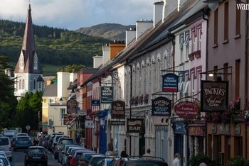 Kenmare nằm ở vịnh cùng tên, nơi sông Roughty đổ ra biển.
