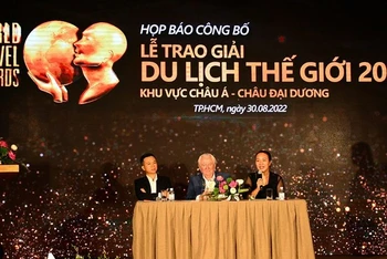 Chủ tịch kiêm nhà sáng lập Giải thưởng World Travel Awards, Graham Cooke (giữa) và đại diện ban tổ chức giới thiệu về lễ trao giải World Travel Awards 2022. (Ảnh: TCDL)