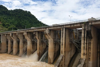 Thủy điện Khe Bố vận hành xả nước qua cửa van đập tràn.