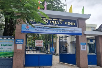 Hiện cô giáo chủ nhiệm lớp 1/2 Trường Tiểu học Nguyễn Phan Vinh đã tạm thời cho nghỉ dạy, trường bố trí giáo viên dạy thay. (Ảnh: ANH ĐÀO)