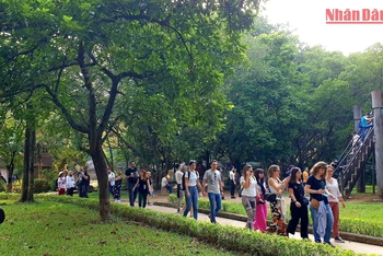 Đoàn khách nước ngoài tham quan Bảo tàng Dân tộc học trong tháng 10/2022. (Ảnh: T.LINH)