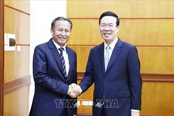 Đồng chí Võ Văn Thưởng và đồng chí Phouvong Ounkhamxeng. (Ảnh: TTXVN)