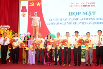 Tặng hoa cho nguyên lãnh đạo các thời kỳ của Trường Chính trị tỉnh: