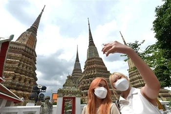 Khách du lịch tại Bangkok, Thái Lan ngày 2/11/2021. (Ảnh: THX/TTXVN)