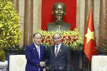 Chủ tịch nước Nguyễn Xuân Phúc tiếp nguyên Thủ tướng Nhật Bản Suga Yoshihide. (Ảnh: TTXVN)