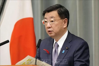 Chánh Văn phòng Nội các Hirokazu Matsuno phát biểu tại một cuộc họp báo ở Tokyo (Ảnh: TTXVN)