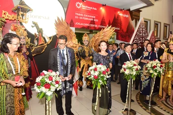 Thứ trưởng Văn hóa, Thể thao và Du lịch Việt Nam Đoàn Văn Việt (thứ nhất từ phải sang), Bộ trưởng Du lịch và Kinh tế sáng tạo Indonesia, Bộ trưởng Du lịch Philippines cắt băng khai mạc Hội chợ Du lịch quốc tế 2023. (Ảnh: Tổng cục Du lịch)