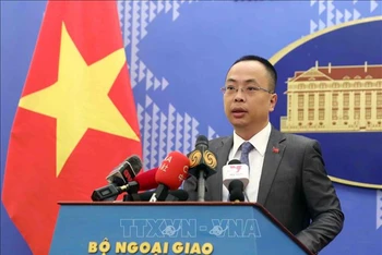 Phó Phát ngôn Bộ Ngoại giao Đoàn Khắc Việt tại buổi họp báo thường kỳ chiều 9/2 (Ảnh: TTXVN)