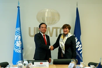 Phó Thủ tướng Trần Lưu Quang gặp bà Zoritsa Urosevic, Giám đốc điều hành UNWTO tại trụ sở của tổ chức này ở Madrid. (Ảnh: VGP)