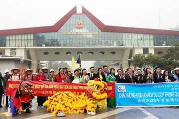 Lễ đón đoàn khách Trung Quốc đi theo đoàn đầu tiên qua Cửa khẩu quốc tế Hữu Nghị (Lạng Sơn) chiều 15/3. 
