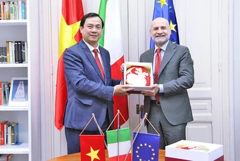 Tổng cục trưởng Nguyễn Trùng Khánh tặng quà lưu niệm Đại sứ Italia Antonio Alessandro (Ảnh: Tổng cục Du lịch)