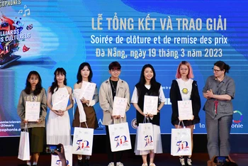 Trao giải cho các em đoạt giải tại Cuộc thi Tìm hiểu về quan hệ ngoại giao và hợp tác giữa Việt Nam-Pháp.