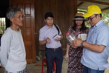 Đoàn công tác tiến hành truy vết, lẫy mẫu cá muối ủ chua tại huyện Phước Sơn.