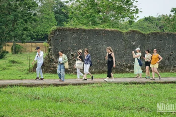 Đoàn khách quốc tế tham quan Đại nội Huế tháng 4/2023. (Ảnh: T.LINH)