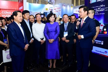 Đại diện VietinBank giới thiệu về các sản phẩm công nghệ mới tại sự kiện Ngày Chuyển đổi số ngành Ngân hàng năm 2023.