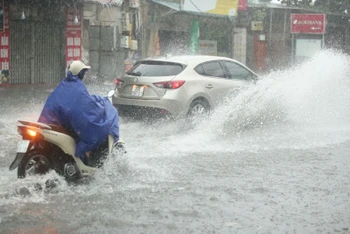 Mưa lớn tại quận Hà Đông. 