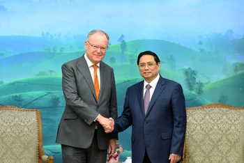 Thủ tướng Phạm Minh Chính đón ngài Stephan Weil, Thủ hiến bang Hạ Saxony. (Ảnh: TRẦN HẢI)