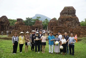 Đoàn du khách Hàn Quốc tham quan Di sản Văn hóa thế giới Mỹ Sơn sáng 2/9. (Ảnh: TTXVN)