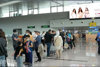 Du khách Đài Loan (Trung Quốc) làm thủ tục tại sân bay Phú Quốc.