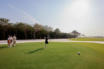 Khán giả được theo dõi những cú đánh bóng điệu nghệ tại hai sân golf đẳng cấp hàng đầu.