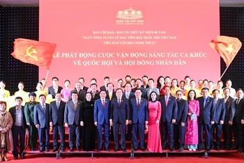 Chủ tịch Quốc hội Vương Đình Huệ cùng các đại biểu và các nhạc sĩ, ca sĩ tại lễ phát động. Ảnh: DUY LINH.