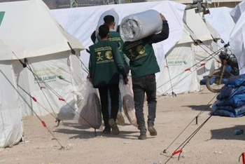 Đưa hàng cứu trợ đến với nạn nhân vụ động đất ở Syria.