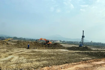 Nhà thầu đang đẩy nhanh tiến độ thi công đường lăn, sân đỗ.